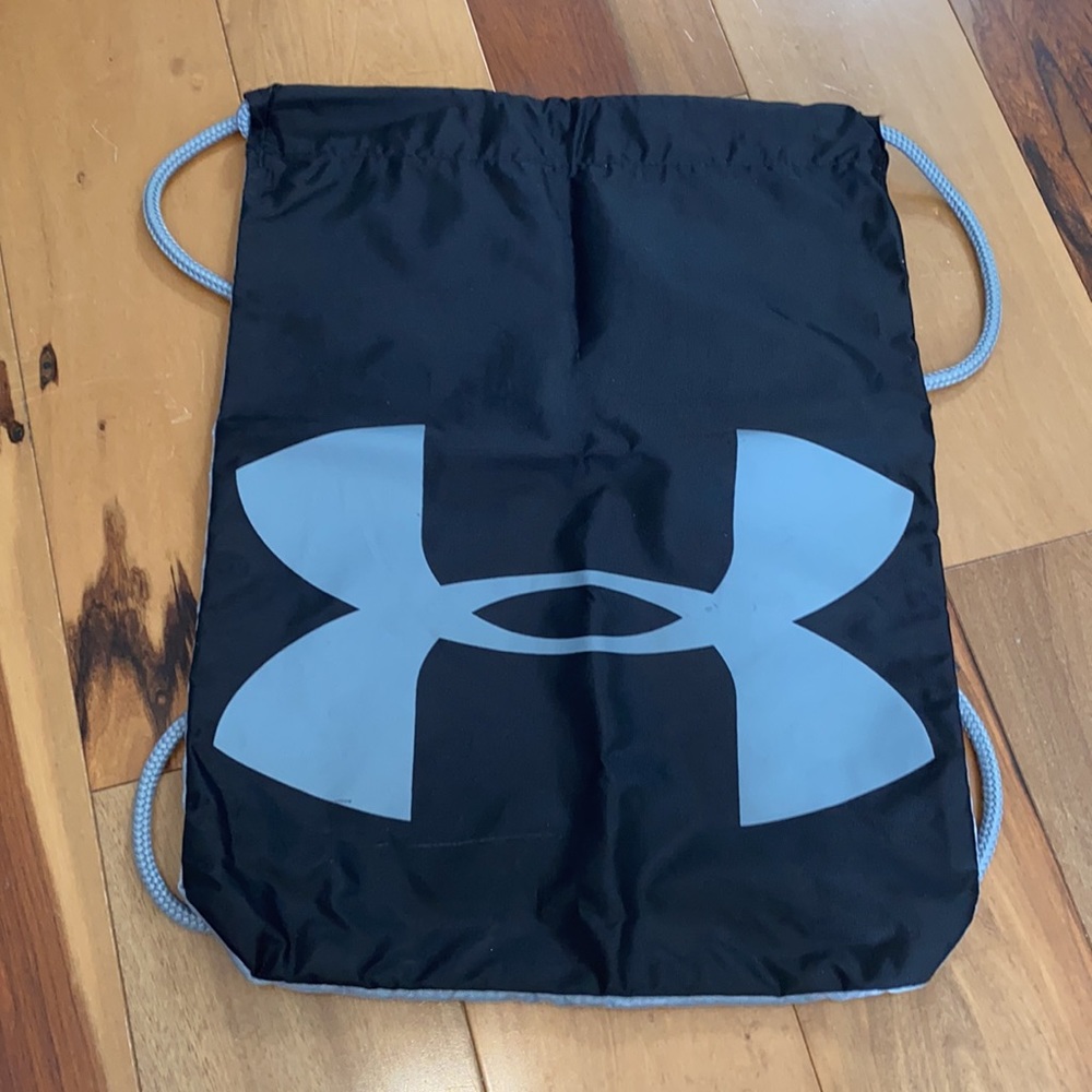 LIKE NEW~ UNDER ARMOUR SLING BAG - Picture 4 of 8